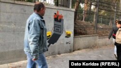 Сегодня неизвестными на стенах администрации правительства Грузии была нанесена надпись «Коррупция убивает» 