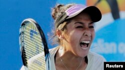 Казахстанская теннисистка Зарина Дияс радуется победе в игре против Анны Шмидловой. Мельбурн, 21 января 2015 года.