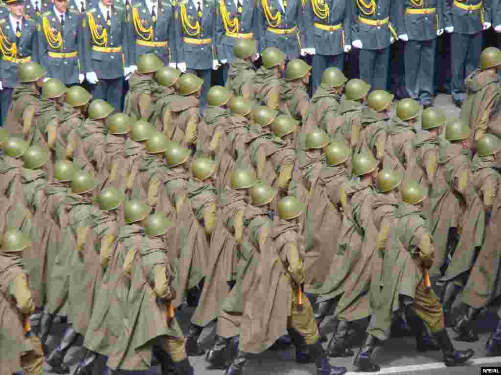 Хрещатиком крокували 6 парадних розрахунків військовослужбовців різних родів військ, одягнених у форму зразка 1945 року.