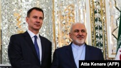 Iranian Foreign Minister Mohammad Javad Zarif (right) with U.K. Foreign Secretary Jeremy Hunt in Tehran on November 19