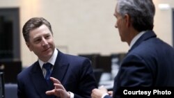 Kurt Volker speaks with President Gedmin in the new Central Newsroom.