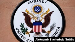 У листі йдеться про ухвалене Росією в серпні рішення заборонити будь-кому найнятому в Росії персоналу працювати в посольстві США, окрім охорони