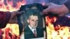 Румыны сжигают портрет диктатора Николае Чаушеску. Дента, 22 декабря 1989 года. 