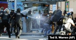 Беспорядки в Сиэтле, полиция применяет слезоточивый газ. 25 июля 2020 года
