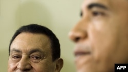 U.S. President Barack Obama (right) meets with his Egyptian counterpart, Hosni Mubarak, in Washington on August 18.