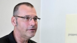 "Da se empatijski ophodite prema patnjama drugih, da pružate ruku pomirenja, to se ovde doživljava kao izdaja, antipatriotizam i nešto što je dubinski antisrpski", kaže za RSE pisac i aktivista Vladimir Arsenijević (foto-arhiv)