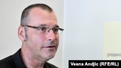 "Da se empatijski ophodite prema patnjama drugih, da pružate ruku pomirenja, to se ovde doživljava kao izdaja, antipatriotizam i nešto što je dubinski antisrpski", kaže za RSE pisac i aktivista Vladimir Arsenijević (foto-arhiv)