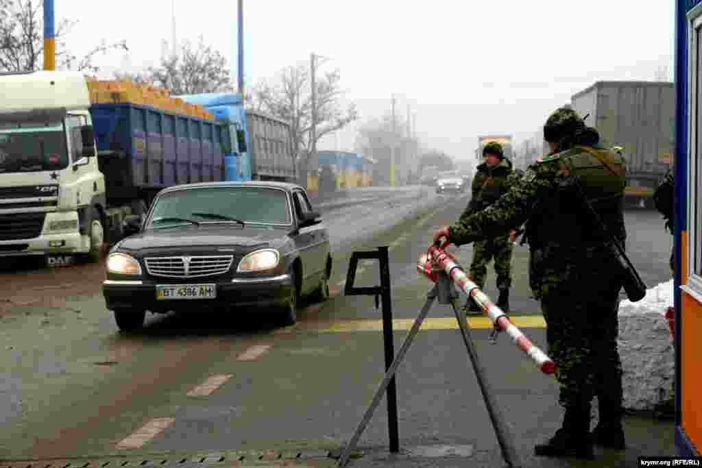 За трафиком на пункте пропуска внимательно следят украинские автоматчики.