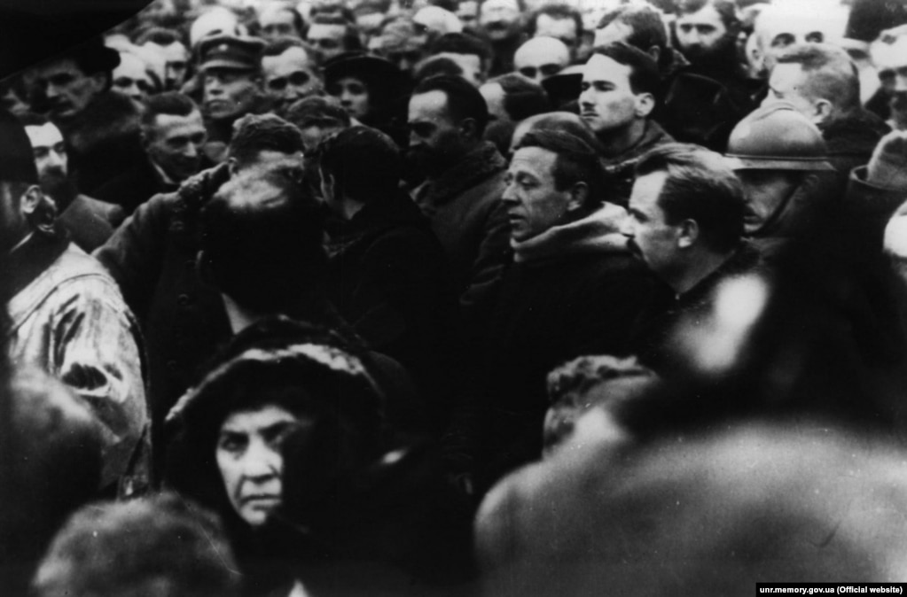 Під час молебню на Софійській площі в Києві з нагоди проголошення Акта Злуки УНР та ЗУНР. В центрі – отаман Армії УНР Симон Петлюра і голова Директорії Володимир Винниченко. 22 січня 1919 року
