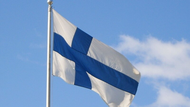 Финляндия попросила РФ гарантировать безопасность посольства после атаки неизвестных с кувалдами