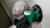 Coaliția de guvernare anunță că reducerea cu 50% a accizei la carburanți va duce la o scădere a prețului la pompă cu peste 1 leu.