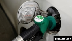 Coaliția de guvernare anunță că reducerea cu 50% a accizei la carburanți va duce la o scădere a prețului la pompă cu peste 1 leu.