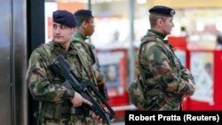 Французские полицейские патрулируют железнодорожную станцию в Лионе 16 января