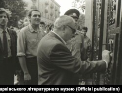 Генріх Алтунян (на передньому плані), а за ним Євген Захаров біля дверей Харківського обкому КПУ