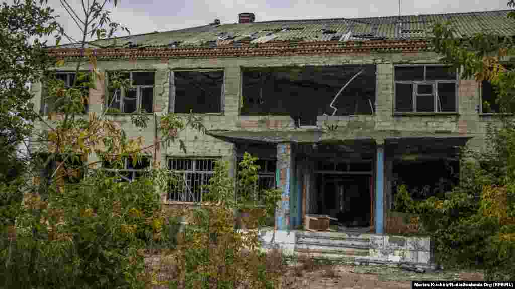 Так выглядит фасад школы. Ее разрушили в 2015 году. Снаряды попадали в здание в течение всего периода боевых действий.