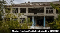 Ілюстраційне фото: зруйнована обстрілами бойовиків школа в селі Опитне біля донецького аеропорту, 2 жовтня 2017 року