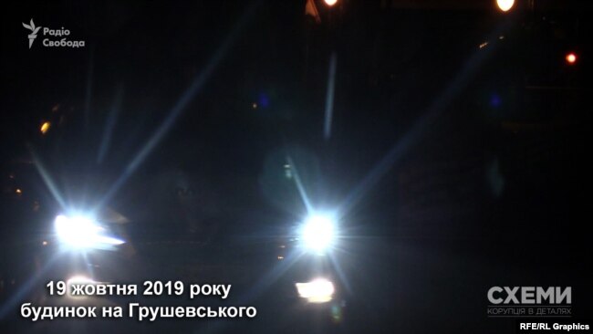 Зафіксували «Схеми» також ще один епізод 19 жовтня. Тоді з території будинку, де мешкає президент, виїхала «Шкода суперб»