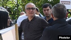 Армен Тавадян (в центре) участвует в акции протеста в поддержку бывшего президента Армении Роберта Кочаряна, Ереван, 7 октября 2019 г.
