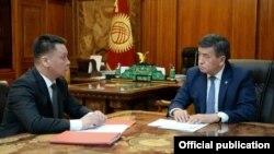 Президент Сооронбай Жээнбеков и секретарь Совбеза Дамир Сагынбаев.