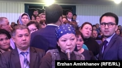 Астана әкімі Бақыт Сұлтановқа сұрақ қоюға шыққан тұрғындар. "Астана" концерт залы, 20 ақпан 2019 жыл.