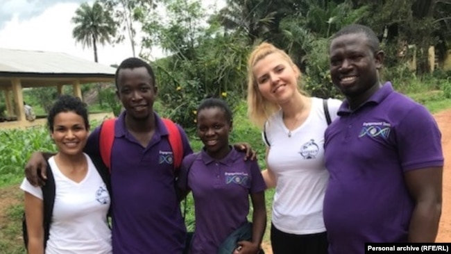 Велислава Петрова с колеги в Сиера Леоне, където доставя мобилни лаборатори за изследвания