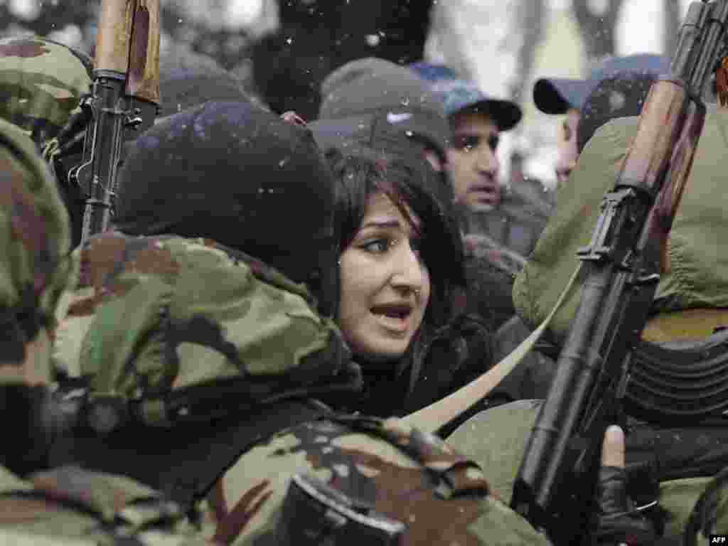 Gruzija - Snage sigurnosti rastjeruju pristalice južno osetijskog predsjedničkog kandidata Alle Dzhioyeve u Tskhinvaliju, 30.11.2011. Foto: AFP / Mikhail Mordasov