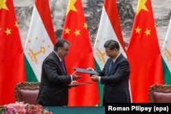 Kineski predsjednik Xi Jinping (desno) i tadžikistanski predsjednik Emomali Rahmon razmjenjuju dokumente tokom ceremonije potpisivanja u Pekingu, 31. avgusta 2017.