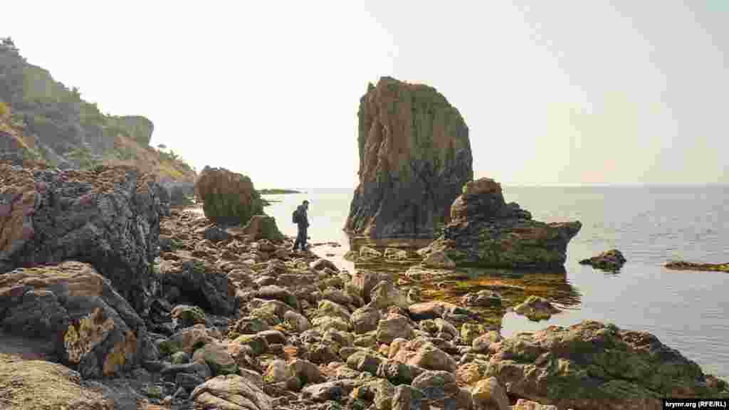 Прибрежные скалы и камни
