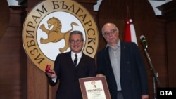 Кънчо Стойчев от сдружение "Произведено в България" връчва наградата на Йордан Цонев от ДПС.