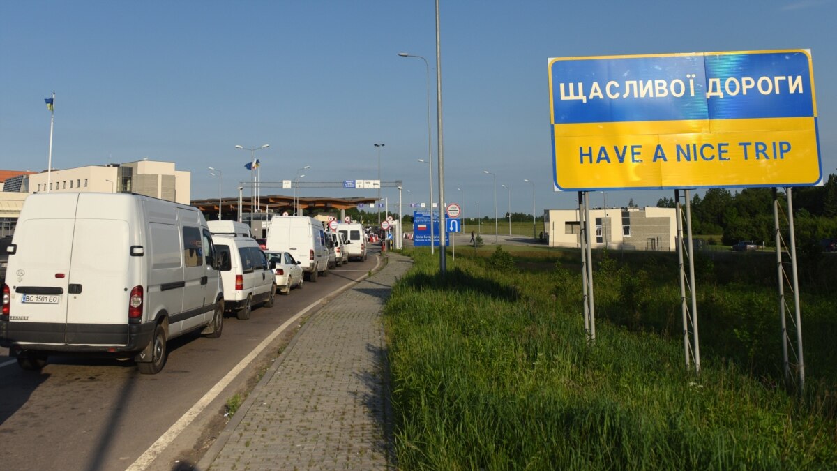 На одному з пунктів на польському кордоні почали пропускати порожні вантажівки на виїзд з України