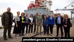 Președintele ucrainean, Volodimir Zelenski, și ambasadorii țărilor G7 în timp ce vizitează portul Odesa (EPA)