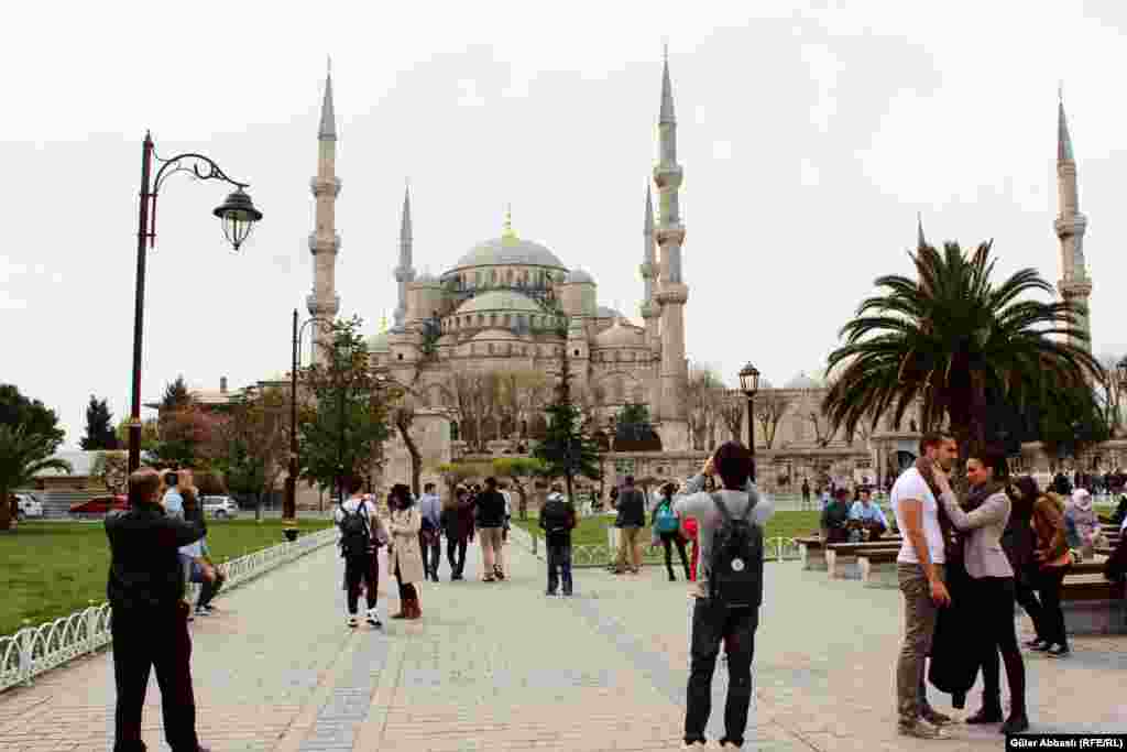 İstanbuldakı Sultan Əhməd Məscidi 17-ci əsr Türkiyəsinin ən böyük memarlıq əsərlərindən biridir.