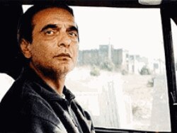 "Albalı dadı" filmində, sujet boyu özünə suiqəsd etməyə çalışan cənab Baadi rolunda gerçək aktyor deyil, memar olan Homayoun Ershadi çəkilib.