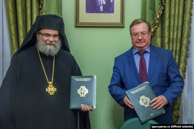 S desna na lijevo: predsjednik Imperatorskog pravoslavnog palestinskog društva, bivši direktor FSB-a Rusije Sergej Stepašin i mitropolit Isaija (Kiparska pravoslavna crkva) nakon potpisivanja sporazuma o saradnji, 14. decembra 2018.