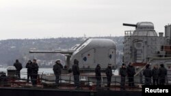 Militari ucraineni pe nava Ternopil din portul Sevastopol.