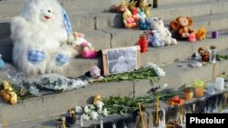 Armenia - A photograph of 6-month-old Seryozha Avetisian (L) and his 2-year-old sister displayed during a candlelight vigil in Yerevan, 20Jan2015.