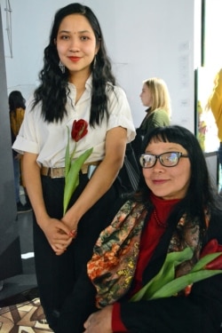 Две участницы выставки, представительницы разных поколений: мать Зитта Султанбаева и её дочь Аурелия Акмуллаева.