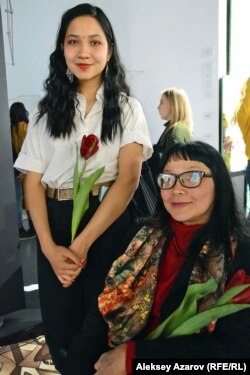 Көрмеге қатысушы – анасы мен қызы Зитта Сұлтанбаева мен Аурелия Ақмуллаева.