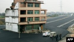 Lupta între spaţiul privat şi spaţiul public poate să capete şi forme inedite: ca această clădire ce a rezistat construcţiei unei autostrăzi în China