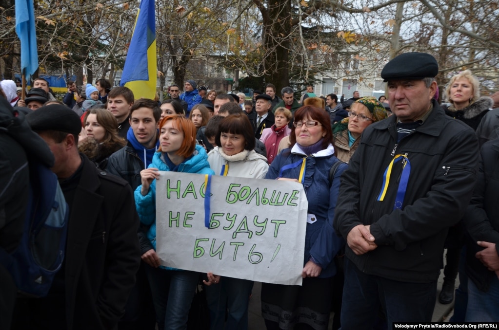 Студенты на Евромайдане перед зданием Верховного Совета