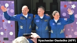 Солдан оңға қарай: NASA астронавты Серена Аунон-Канцлер, ресейлік ғарышкер Сергей Прокопьев және германиялық астронавт Александр Гершт. Байқоңыр, 6 маусым 2018 жыл.