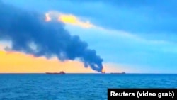 Вид на сгоревшие танкеры в Черном море