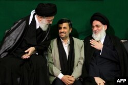 محمود هاشمی شاهرودی ( نفر اول از راست) روابط نزدیکی با محمود احمدی‌نژاد داشت و نزدیکان احمدی‌نژاد او را به عنوان میانجی پرونده‌هایشان به آیت‌الله خامنه‌ای (نفر اول از چپ) پیشنهاد کردند.