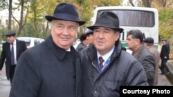 Зелимхан Хайдаров (солдо) жана өзбек журналисти Шароф Убайдулаев