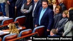 Пратениците од ВМРО-ДПМНЕ стојат додека нивните колеги Елизабета Канческа - Милевски и Љубен Арнаудов гласаат за почеток на уставните измени