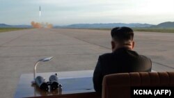 Лидер КНДР Ким Чен Ын наблюдает за ракетным запуском, сентябрь 2017