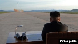 Ким Чен Ын наблюдает за стартом баллистической ракеты средней дальности