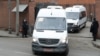 Автобусы выезжают из Южных ворот посольства США в Москве 