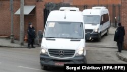 Автобусы выезжают из Южных ворот посольства США в Москве 