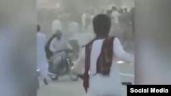 نمایی از درگیری روز دوشنبه مقابل فرمانداری زاهدان که از روی فیلم حادثه برداشته شده است.